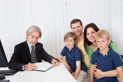 rodzina i doradca wypełniający formularz