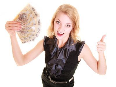 zadowolona kobieta trzyma w ręce plik banknotów 200 zł