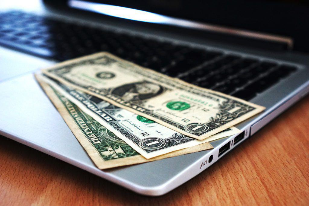 pieniądze na laptopie